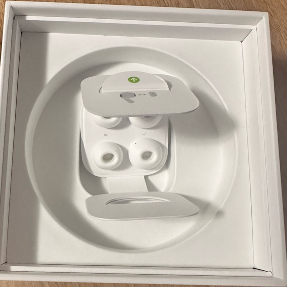 AirPod Pro with Wireless Case (2nd Gen) - Picture 6 of 9